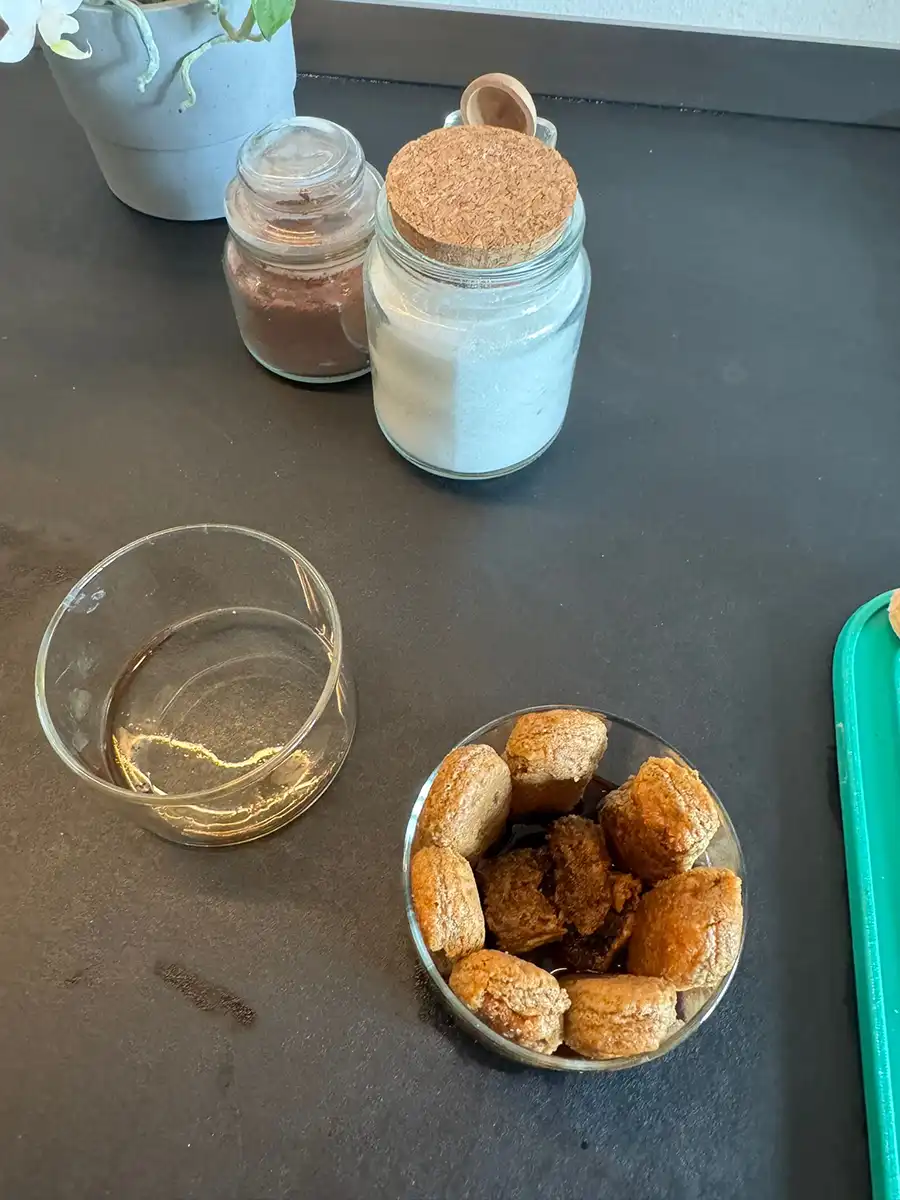 savoiardi disposti ai lati delle ciotole per il servizio.