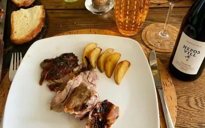 Roast lamb with potatoes: recipe + wine
